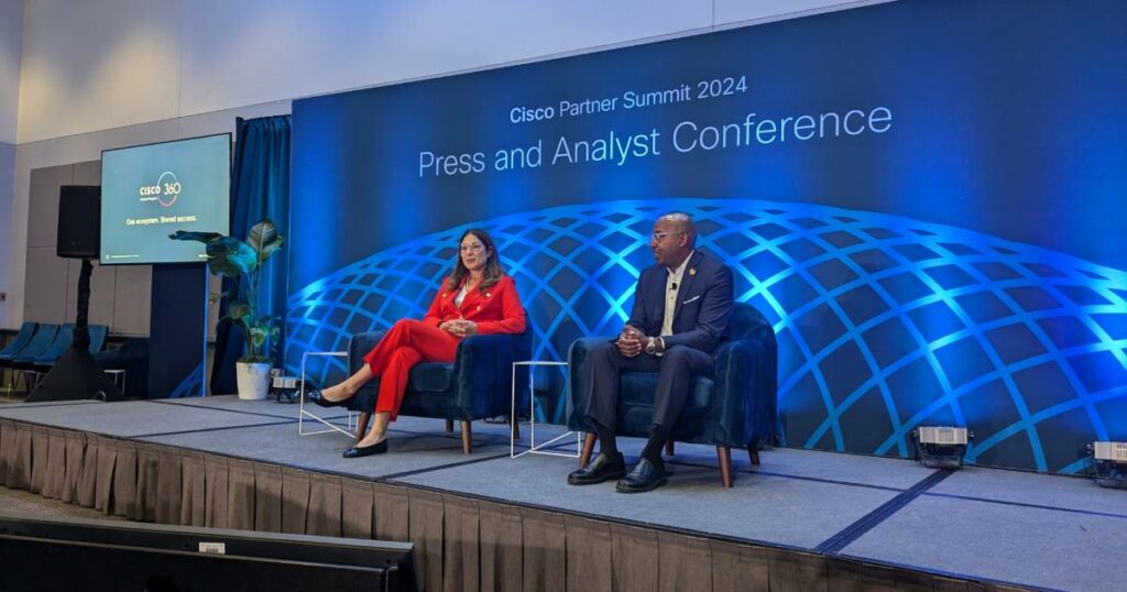 Elisabeth De Dobbeleer, vice-presidente sênior do Cisco Partner Program, e Rodney Clark, vice-presidente sênior de Parcerias e Pequenas e Médias Empresas (PMEs) da Cisco (Imagem: Rafael Romer/IT Forum)