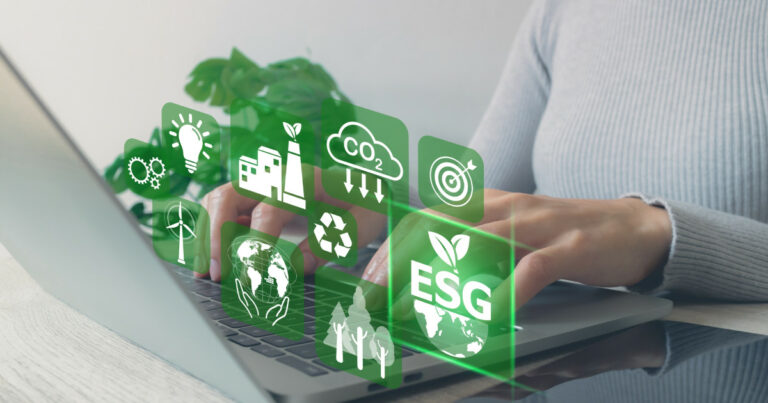 Pessoa usando um laptop com ícones digitais relacionados a ESG (Environmental, Social, and Governance) sobrepostos na imagem. Ícones incluem temas como energia renovável, emissão de CO₂, reciclagem, metas e sustentabilidade ambiental, empresa, stanford