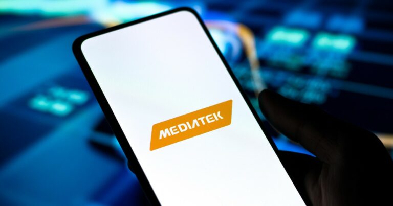 Imagem de um smartphone exibindo o logotipo da MediaTek em destaque, com fundo desfocado em tons de azul que remete a um ambiente tecnológico. A imagem transmite inovação e avanço em tecnologia de chips e dispositivos móveis