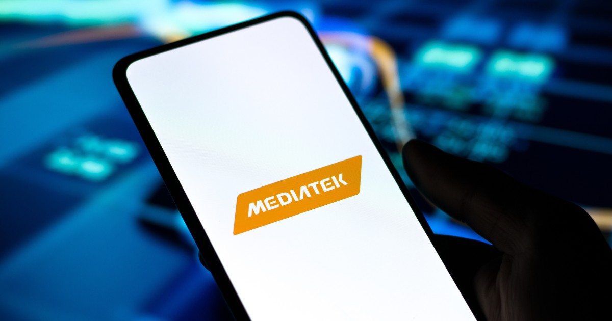 Imagem de um smartphone exibindo o logotipo da MediaTek em destaque, com fundo desfocado em tons de azul que remete a um ambiente tecnológico. A imagem transmite inovação e avanço em tecnologia de chips e dispositivos móveis