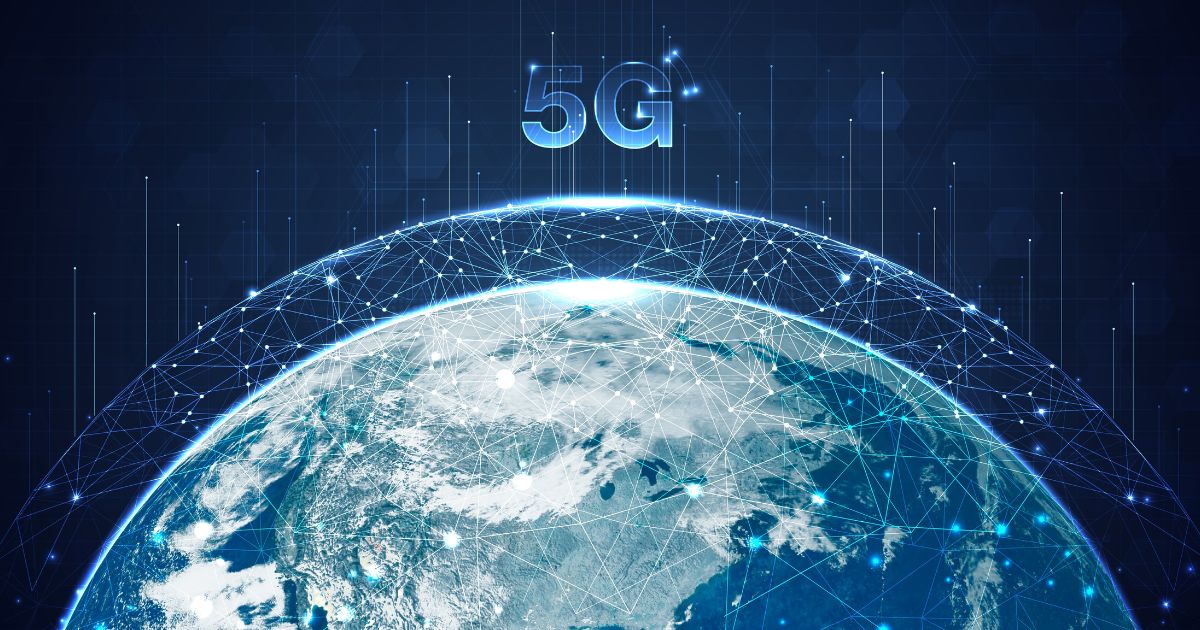 Uma representação digital da tecnologia 5G sobre a Terra. A imagem mostra o planeta visto do espaço, com linhas de conexão digitais formando uma rede em volta, simbolizando a conectividade global do 5G. No topo, o texto '5G' aparece em destaque, reforçando o tema de conectividade avançada e inovação tecnológica. O fundo é escuro, destacando os pontos de luz e as linhas da rede, conexões, conexão