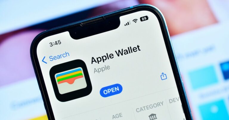 Tela de um smartphone exibindo o aplicativo Apple Wallet na App Store. O ícone do app é destacado, com o botão "Open" (Abrir) visível, indicando que o aplicativo já está instalado no dispositivo. (Cade investiga)