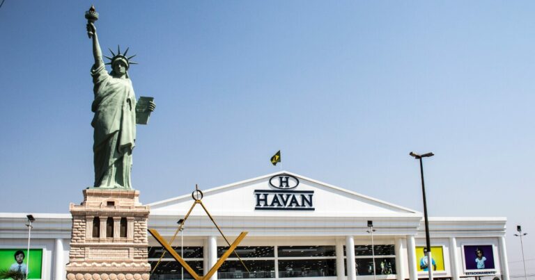 Prédio da Havan, céu azul e uma estátua da liberdade enquadrada à frente
