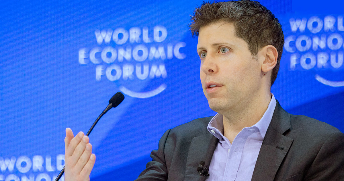 Imagem de Sam Altman, CEO da OpenAI, durante sua participação em um evento do World Economic Forum. Ele veste um terno escuro com camisa social clara e está falando ao microfone, gesticulando com uma das mãos. O fundo azul apresenta o logotipo do evento, reforçando o contexto de debates globais e estratégicos.