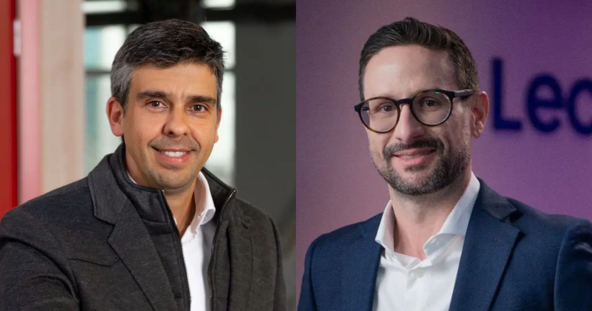 ricardo brandao, skyoneImagem lado a lado de Ricardo Brandão, CEO da Skyone, e Tiago Amor, CEO da Lecom. Ricardo está à esquerda, sorrindo, usando uma jaqueta escura sobre uma camisa branca, com fundo neutro. Tiago está à direita, também sorrindo, vestindo um terno azul e camisa branca, com fundo em tons de roxo com parte do logotipo da Lecom ao fundo. A imagem transmite profissionalismo e liderança (tiago amor, lecom)