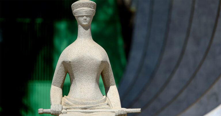 A estátua da Justiça, diante do STF: ministros julgam o artigo 19 do Marco Civil da Internet