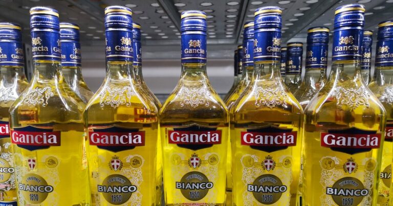 Garrafas da tradicional bebida Gancia Bianco, alinhadas em uma prateleira com rótulos amarelos e detalhes em azul, produto icônico do portfólio do Grupo Cepas, que investe em inovação tecnológica e modernização de sua operação na América do Sul.