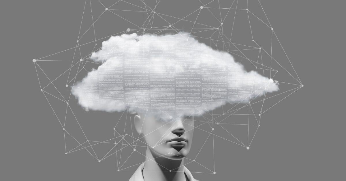 A imagem apresenta a representação conceitual da computação em nuvem e da inteligência artificial. Mostra um rosto humano estilizado, semelhante a um manequim, com uma grande nuvem branca cobrindo sua cabeça. Dentro da nuvem, há fragmentos de texto digitalizado, simbolizando armazenamento de informações e processamento de dados. O fundo é composto por um padrão de conexões interligadas, remetendo a redes digitais e tecnologia. A imagem evoca a ideia de inteligência artificial, pensamento digital e armazenamento de dados em nuvem. (inteligencia artificial, humano, IA)