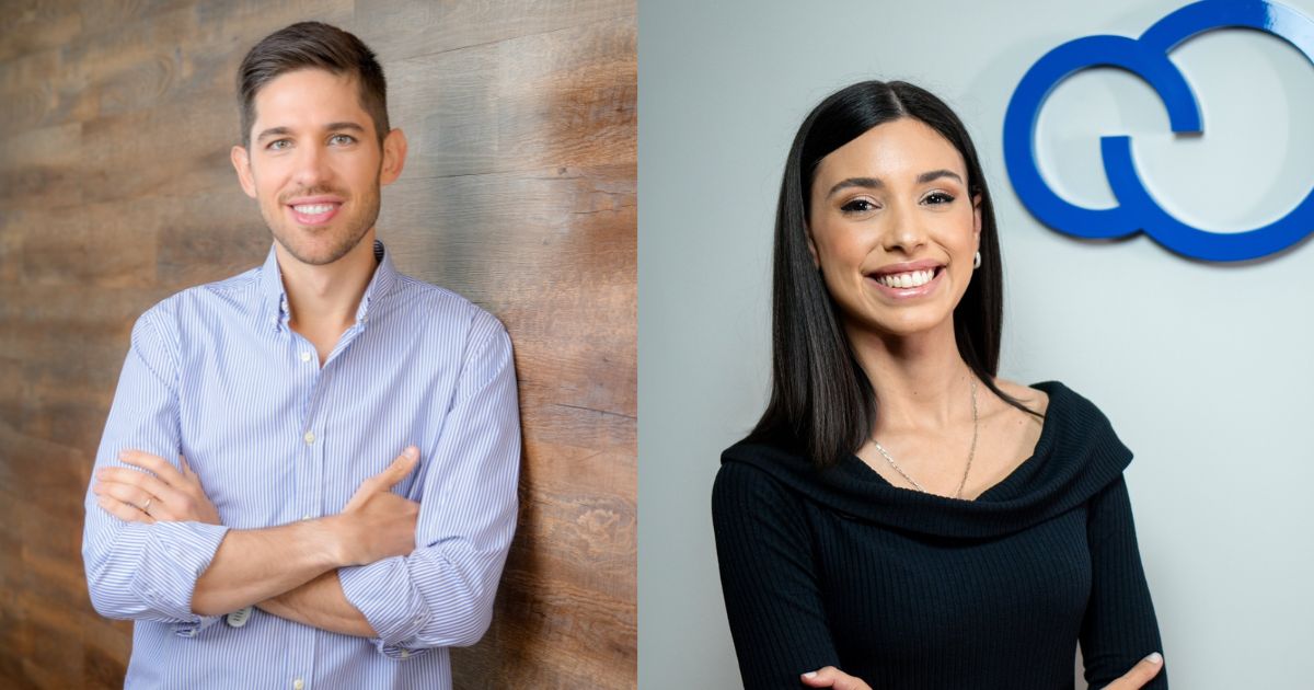 Na imagem, há duas pessoas sorridentes retratadas lado a lado, cada uma em um cenário diferente: À esquerda: Um homem jovem, de cabelo curto, veste uma camisa social azul clara listrada. Ele está apoiado em uma parede de madeira com os braços cruzados, exibindo um sorriso simpático. O fundo é simples, destacando a textura da madeira. À direita: Uma mulher jovem, com cabelos longos e lisos, usa uma blusa preta elegante e um colar delicado. Ela também sorri calorosamente. O fundo possui um logotipo azul estilizado em formato de dois círculos interligados, remetendo a uma marca ou empresa. Ambos transmitem uma imagem profissional e amigável, como se fossem retratos corporativos ou fotos promocionais.