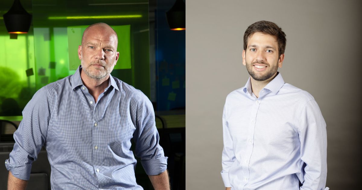 A imagem apresenta duas pessoas posicionadas lado a lado, cada uma em ambientes distintos. À esquerda, um homem careca com barba curta veste uma camisa social azul com mangas arregaçadas, olhando diretamente para a câmera. O fundo verde e desfocado sugere um ambiente de trabalho moderno, possivelmente um escritório. À direita, outro homem, com cabelo castanho curto e barba cheia, também veste uma camisa social azul e exibe um sorriso amigável. O fundo cinza é simples, destacando o foco no retrato. Ambos transmitem uma postura profissional.