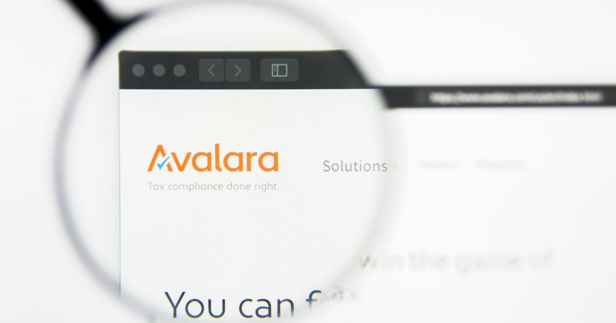 A imagem mostra uma lupa ressaltando o logo da empresa avalara