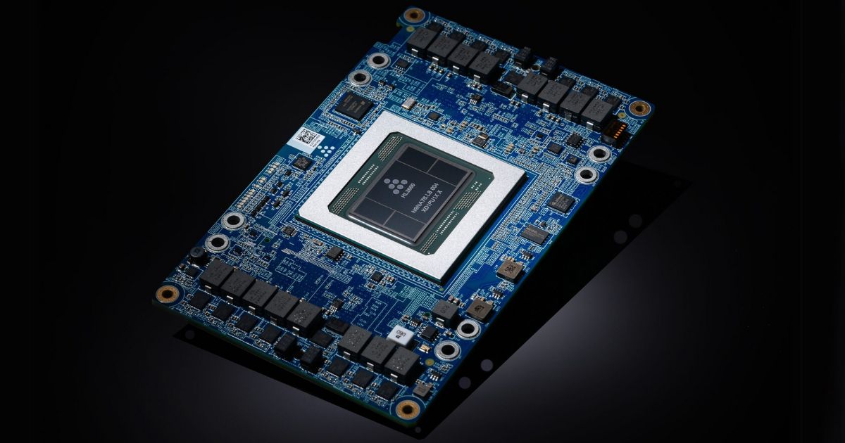 A imagem mostra uma placa de circuito eletrônico, com um chip central destacado. O chip é da AWS, identificado como "Trainium", voltado para aplicações de inteligência artificial. A placa é composta por diversos componentes eletrônicos, incluindo transistores, resistores e conexões, com um fundo preto que realça os detalhes. O design da placa é detalhado e moderno, sugerindo um dispositivo de alta tecnologia para processamento de dados em nuvem ou IA