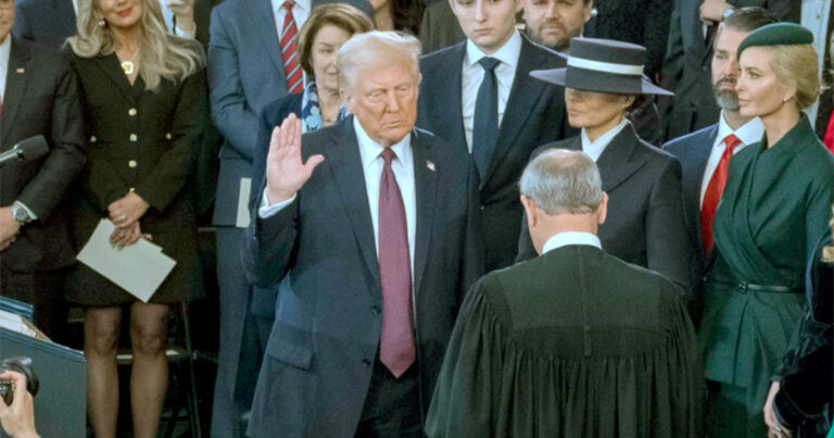 Imagem de Donald Trump durante sua cerimônia de posse como presidente dos Estados Unidos, levantando a mão direita enquanto faz o juramento oficial. Ele está rodeado por familiares, autoridades e convidados, incluindo Melania Trump ao seu lado, com um traje formal e chapéu, em um ambiente solene (trolls, dei)