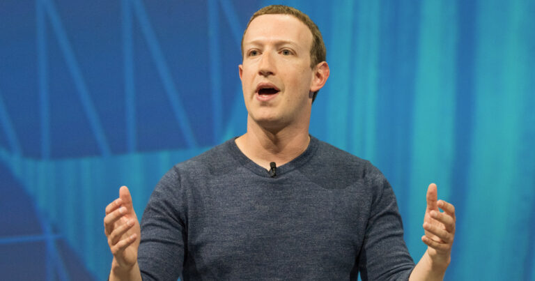 Mark Zuckerberg, fundador e CEO da Meta, falando em um evento, com um fundo azul abstrato