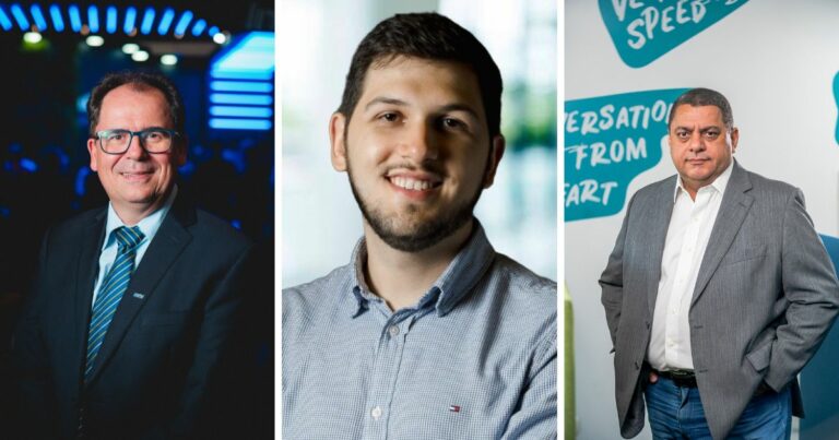 Fotografia com três homens posando separadamente em diferentes ambientes. À esquerda, um homem de óculos, vestindo fato e gravata azul, com um fundo iluminado por luzes azuis. No centro, um homem jovem com barba curta, vestindo uma camisa azul clara casual, sorrindo em um ambiente iluminado e desfocado. À direita, um homem mais velho, usando fato cinzento e camisa branca, com um fundo que contém textos em inglês e tons de verde e azul (dados)