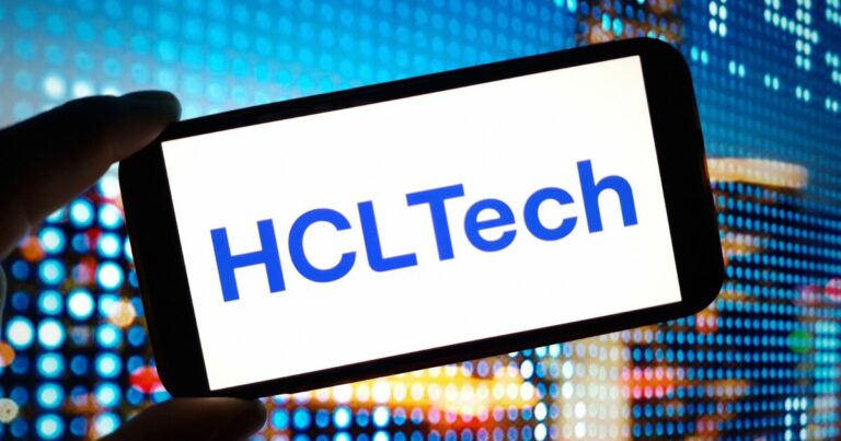 Logotipo da HCLTech exibido na tela de um smartphone, com um fundo colorido composto por padrões digitais luminosos em tons de azul.