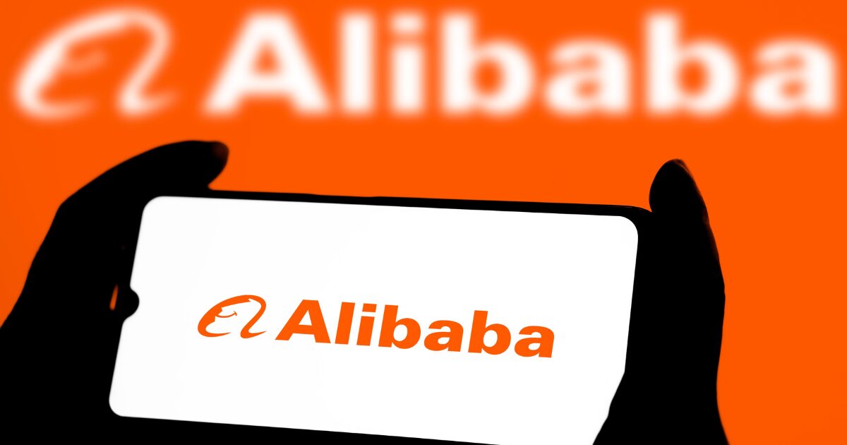 Logo da Alibaba exibida na tela de um smartphone, com um fundo alaranjado e o nome da empresa em destaque. data center