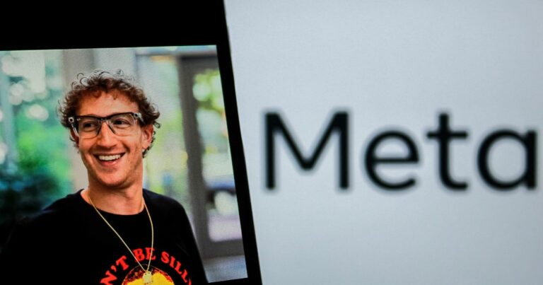 Uma fotografia mostra um homem sorridente com cabelo encaracolado e óculos, vestido de forma casual, com uma camisa preta estampada com um texto colorido. Ao lado dele, parcialmente visível, está o logótipo da empresa "Meta" sobre um fundo branco. A imagem combina o rosto do homem em destaque e o nome da empresa em plano de fundo.