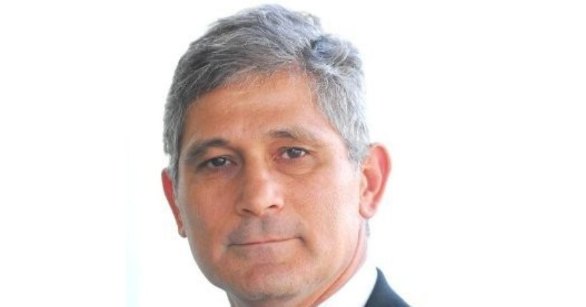 Perfil de homem branco grisalho