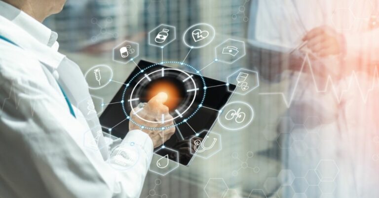 Profissional de saúde utilizando um tablet com gráficos e ícones de saúde em realidade aumentada, representando tecnologia digital na área médica, com foco em dados e conectividade