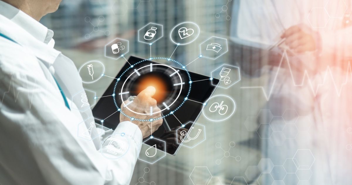 Profissional de saúde utilizando um tablet com gráficos e ícones de saúde em realidade aumentada, representando tecnologia digital na área médica, com foco em dados e conectividade