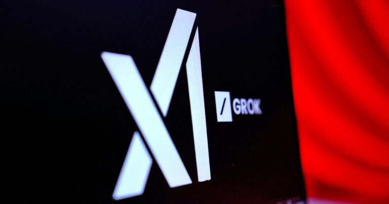 A imagem apresenta o logotipo da xAI, empresa de inteligência artificial de Elon Musk, em um fundo escuro. O design moderno do logotipo exibe um "X" estilizado em branco, acompanhado da palavra "GROK" em letras maiúsculas ao lado de um ícone de barra inclinada. No fundo, há uma iluminação vermelha, criando um efeito de contraste marcante (Grok 3)