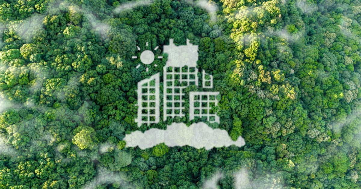 Uma floresta densa e verde vista de cima, com algumas nuvens espalhadas. No centro, há um design digital de edifícios urbanos desenhado na vegetação, simbolizando sustentabilidade e cidades ecológicas. Acima dos edifícios, há um sol e nuvens, reforçando a ideia de equilíbrio entre urbanização e natureza.