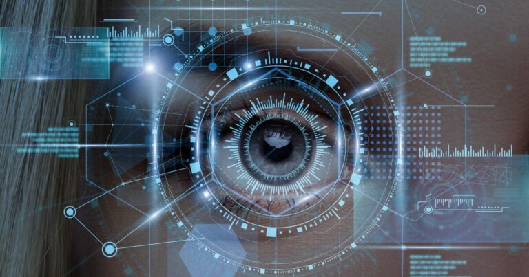 Imagem digital de um olho humano em close, sobreposto por elementos gráficos futuristas, como círculos e linhas conectadas, simulando uma interface de tecnologia avançada para leitura biométrica da íris (ANPD, World ID, World)