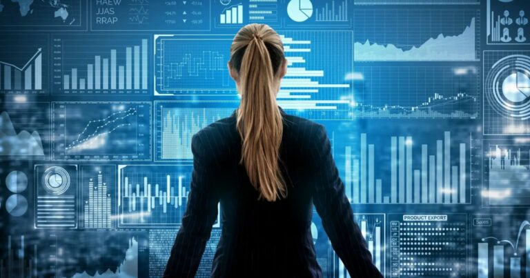A imagem mostra uma mulher de costas, vestindo um terno escuro, observando uma tela digital repleta de gráficos, estatísticas e dados analíticos em tons de azul. A cena transmite um conceito de análise de dados, inteligência artificial e tomada de decisões baseadas em informações digitais. (dados, analytics, data driven, afip, gartner)