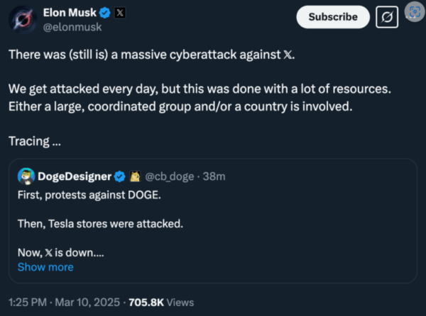 A imagem mostra uma captura de ecrã de uma publicação no X (antigo Twitter) feita por Elon Musk. No post, ele menciona que a plataforma X sofreu (ou ainda está a sofrer) um ataque cibernético massivo. Ele afirma que ataques acontecem diariamente, mas que este foi realizado com muitos recursos, sugerindo a possibilidade de envolvimento de um grande grupo coordenado ou até de um país. Ele termina dizendo "Tracing..." (Rastreando...). Abaixo, há um post citado da conta "DogeDesigner" (@cb_doge), que menciona uma sequência de eventos: primeiro, protestos contra Dogecoin (DOGE); depois, ataques a lojas da Tesla; e, por fim, a queda da plataforma X. O post de Elon Musk foi publicado em 10 de março de 2025, às 13h25, e acumulou 705,8 mil visualizações.