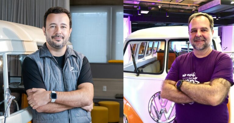 Marcilio Oliveira, cofundador da Sensedia, e Ricardo Medina, vice-presidente de Negócios da Sensedia, posam em frente a uma Kombi, ambos com os braços cruzados e sorrindo, em ambientes corporativos distintos.