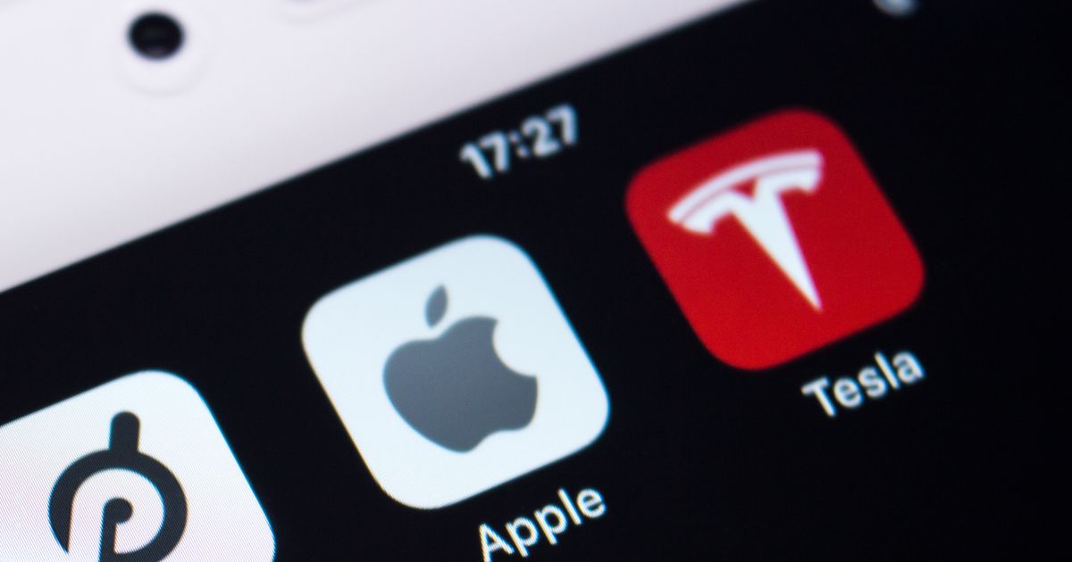 Ícones dos aplicativos Apple e Tesla num ecrã de smartphone, com fundo escuro e hora 17:27 visível na parte superior.
