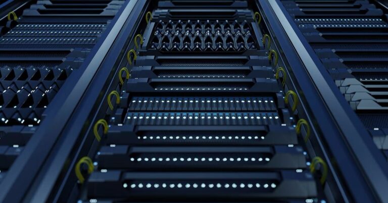 Um conjunto de servidores de computador em um data center. As luzes azuis e os detalhes metálicos criam uma atmosfera tecnológica e futurista. Os cabos amarelos e os componentes organizados em fileiras dão a impressão de alta capacidade de processamento e armazenamento de dados.