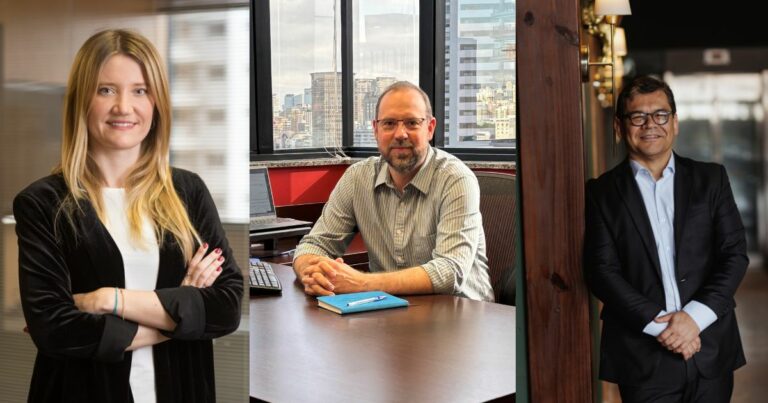 Montagem com três executivos da Invest Tech. À esquerda, Viviane Radiuk está em pé, sorrindo, com os braços cruzados; ela tem cabelos loiros e veste blazer preto com blusa branca. Ao centro, Felipe Zaghen está sentado em uma mesa de escritório, com um caderno azul à frente, usando camisa listrada e óculos, com vista para prédios ao fundo. À direita, Wagner Pinheiro sorri encostado em uma coluna de madeira, vestindo terno escuro com camisa clara, em ambiente corporativo iluminado. Fotos: Divulgação.
