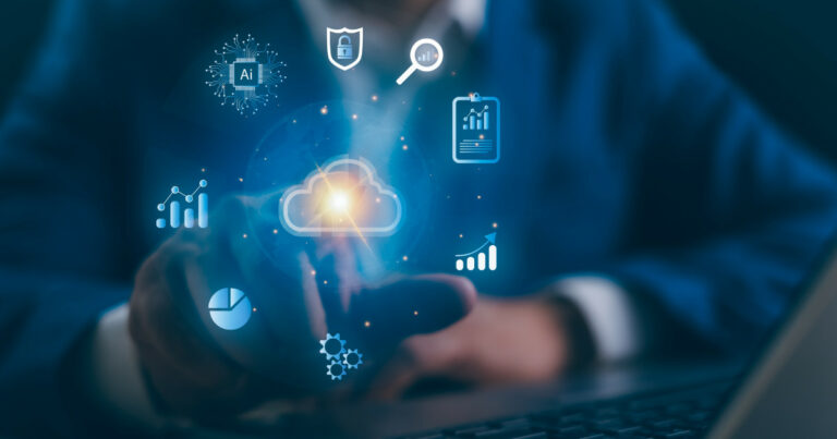 Pessoa usando um laptop com a mão apontada para um ícone de nuvem iluminado no centro da imagem, representando serviços digitais em nuvem. Ao redor da nuvem, há diversos ícones relacionados à tecnologia e análise de dados, como inteligência artificial (AI), segurança digital, gráficos de desempenho, engrenagens, lupa e relatórios, todos flutuando em um ambiente digital abstrato. A pessoa veste um terno azul, sugerindo um ambiente corporativo ou profissional (responsabilidade civil, forrester)