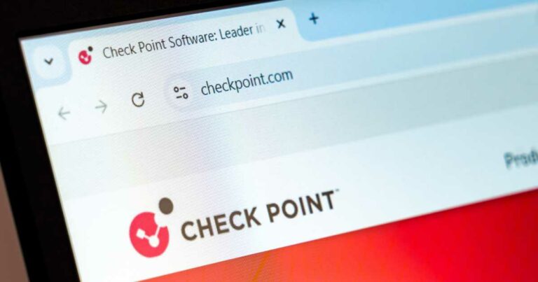 Tela de computador exibindo o site da empresa Check Point Software, com o endereço "checkpoint.com" visível na barra de navegação do navegador. Na parte inferior da imagem, aparece o logotipo da empresa com um símbolo circular vermelho e preto ao lado do nome "CHECK POINT" em letras maiúsculas pretas. O fundo do site tem tons em branco e vermelho.