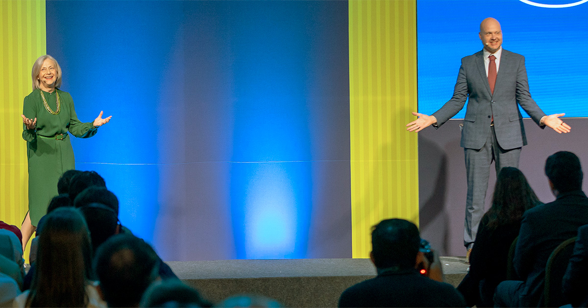 Debra Logan e Jorg Heizenberg, durante a abertura da Conferência Gartner Data & Analytics (Imagem: Divulgação)
