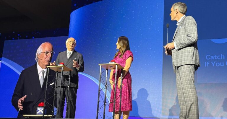 Frank Abagnale, Tatiana Zambrano e o moderador participam de um game show temático no palco do SAS Innovate 2025. Em frente a púlpitos com botões vermelhos, o trio debate fraudes financeiras com leveza e profundidade. Ao fundo, o telão exibe o nome da sessão: "Catch Me If You Can".