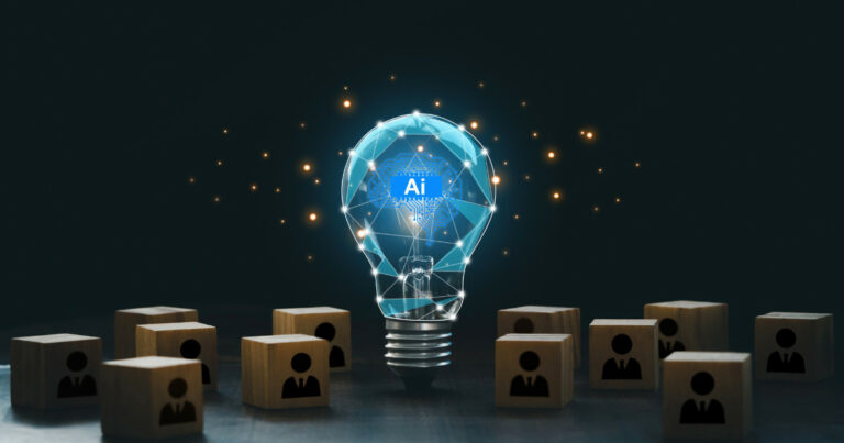 Imagem de uma lâmpada transparente iluminada, com um circuito digital e a sigla "AI" (inteligência artificial) no centro, representando inovação tecnológica. Ao redor da lâmpada, há blocos de madeira com ícones de pessoas em traje social, simbolizando o uso da inteligência artificial em contextos de negócios e gestão de pessoas. O fundo escuro destaca os elementos digitais brilhantes, sugerindo tecnologia e criatividade (médias e grandes empresas)