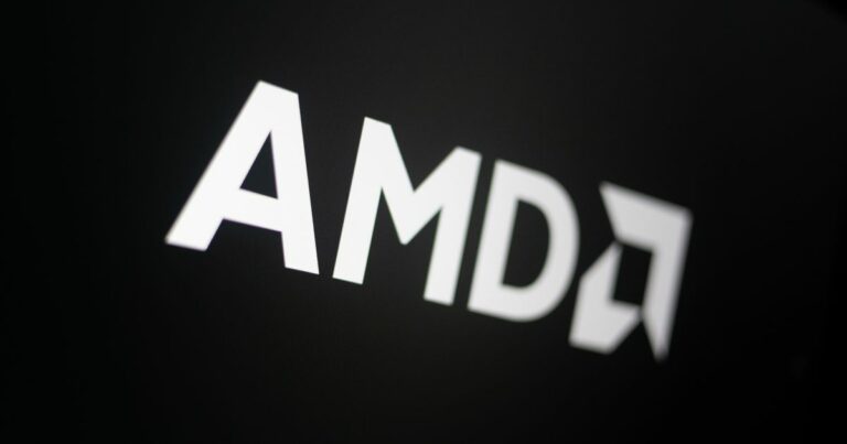 Logótipo da AMD em branco sobre fundo preto, com o nome da empresa em destaque e o símbolo gráfico angular ao lado.
