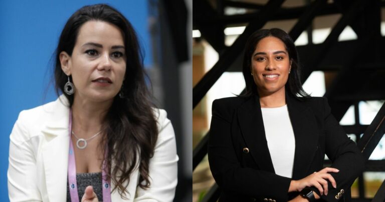 A imagem está dividida ao meio, mostrando duas mulheres diferentes em ambientes distintos. À esquerda, uma mulher de cabelo castanho escuro e comprido, vestindo um blazer branco e blusa cinzenta, está sentada diante de um fundo azul, parecendo envolvida numa conversa ou entrevista. Ela usa brincos grandes e um colar prateado. À direita, uma segunda mulher com cabelo preto e liso, também comprido, sorri suavemente para a câmara. Ela veste um blazer preto com botões dourados e está em frente a uma escada moderna com iluminação natural ao fundo. Ambas transmitem uma imagem profissional e confiante (iFood)