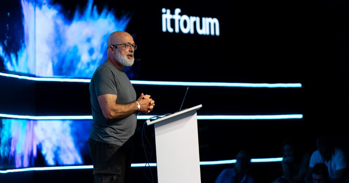 Silvio Meira no palco do IT Forum Trancoso 2025. Imagem PlayP Brasil