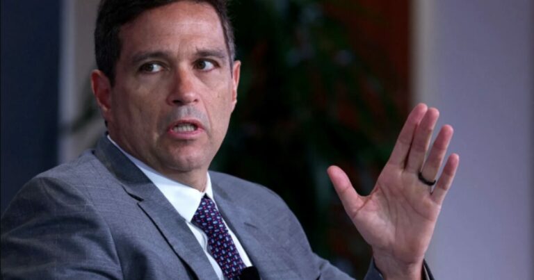 Ex-presidente do Banco Central, Roberto Campos Neto, durante evento ReutersNEXT Newsmaker, em Nova York. Imagem: REUTERS/Brendan McDermid