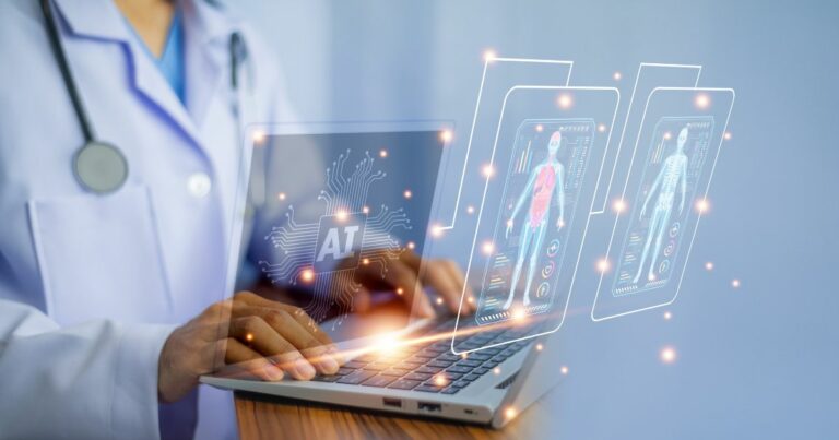 Pessoa vestida com jaleco branco e estetoscópio, presumivelmente um profissional de saúde, utiliza um laptop. Na tela, há um símbolo de “AI” (inteligência artificial) com circuitos ao redor. Projetados no ar à frente do computador, aparecem hologramas de exames médicos digitais com imagens do corpo humano, incluindo sistemas muscular e esquelético, acompanhados de gráficos e indicadores. A cena transmite o uso de inteligência artificial na medicina, com foco em tecnologia avançada para diagnóstico ou análise clínica. (saúde)