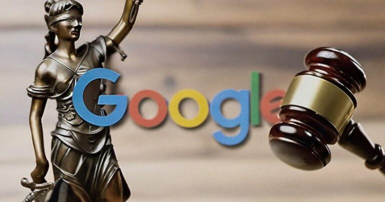 Uma composição simbólica que representa questões jurídicas envolvendo a Google. Em primeiro plano, à esquerda, está a estátua da deusa da justiça (Themis), com os olhos vendados, espada na mão e balança (parcialmente fora de enquadramento). À direita, vê-se um martelo de juiz em madeira com detalhe metálico dourado. Ao fundo, desfocado, aparece o logótipo colorido da Google. A imagem transmite a ideia de processos legais, regulação ou disputas judiciais relacionadas com a gigante tecnológica.