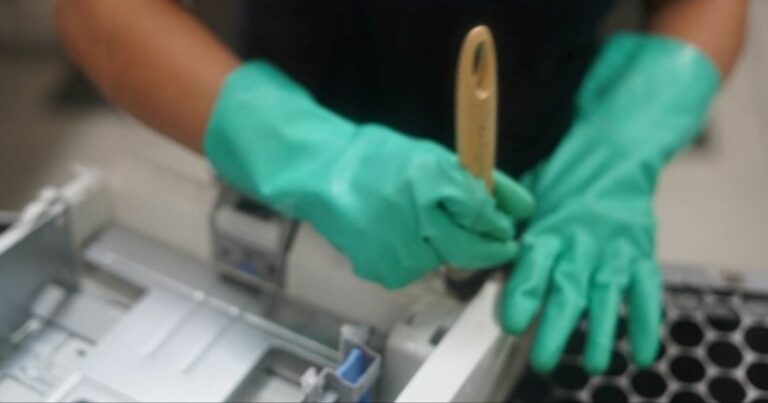 Profissional limpa equipamento eletrônico antes da revitalização (simpress, limpeza, reciclagem)