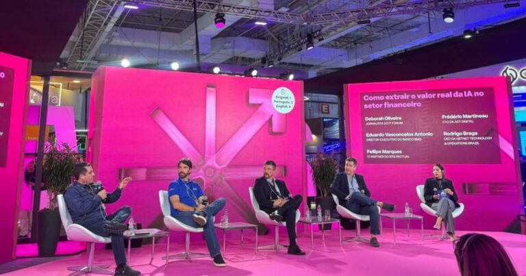 Painel moderado por Deborah Oliveira com executivos de tecnologia na Febraban Tech valor