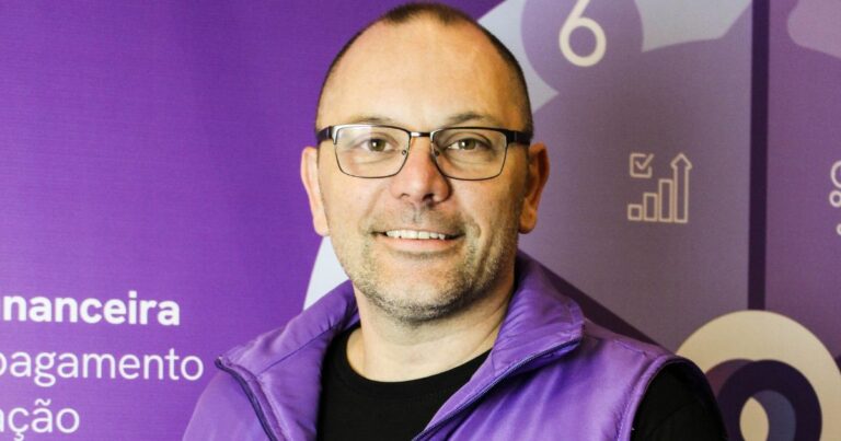Evandor Alves, CTO da Omnik, vestindo um colete roxo com o logotipo e o texto "omnik", posicionada em frente a um fundo roxo com diversos ícones e textos em português, como "financeira", "pagamento", "importação" e "campanha". O rosto da pessoa está desfocado. O fundo também contém elementos gráficos como gráficos e números.