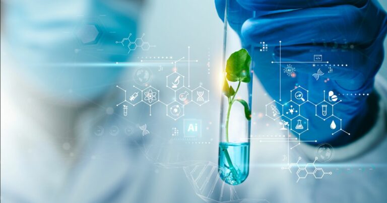 Um cientista, usando máscara cirúrgica azul e luvas azuis, segura um tubo de ensaio contendo uma pequena planta verde imersa em um líquido azul. O fundo está desfocado, destacando o tubo de ensaio. Sobre a imagem, há ícones e símbolos científicos sobrepostos, como estruturas de DNA, fórmulas químicas, engrenagens e um símbolo de inteligência artificial, sugerindo um contexto de pesquisa em biotecnologia ou ciência avançada.