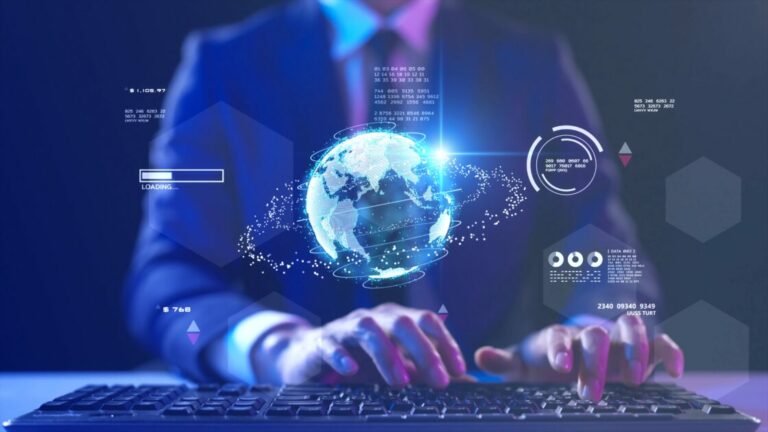 Imagem de um profissional de terno interagindo com uma interface digital avançada que exibe o planeta Terra e elementos de tecnologia, destacando inovação e tecnologia